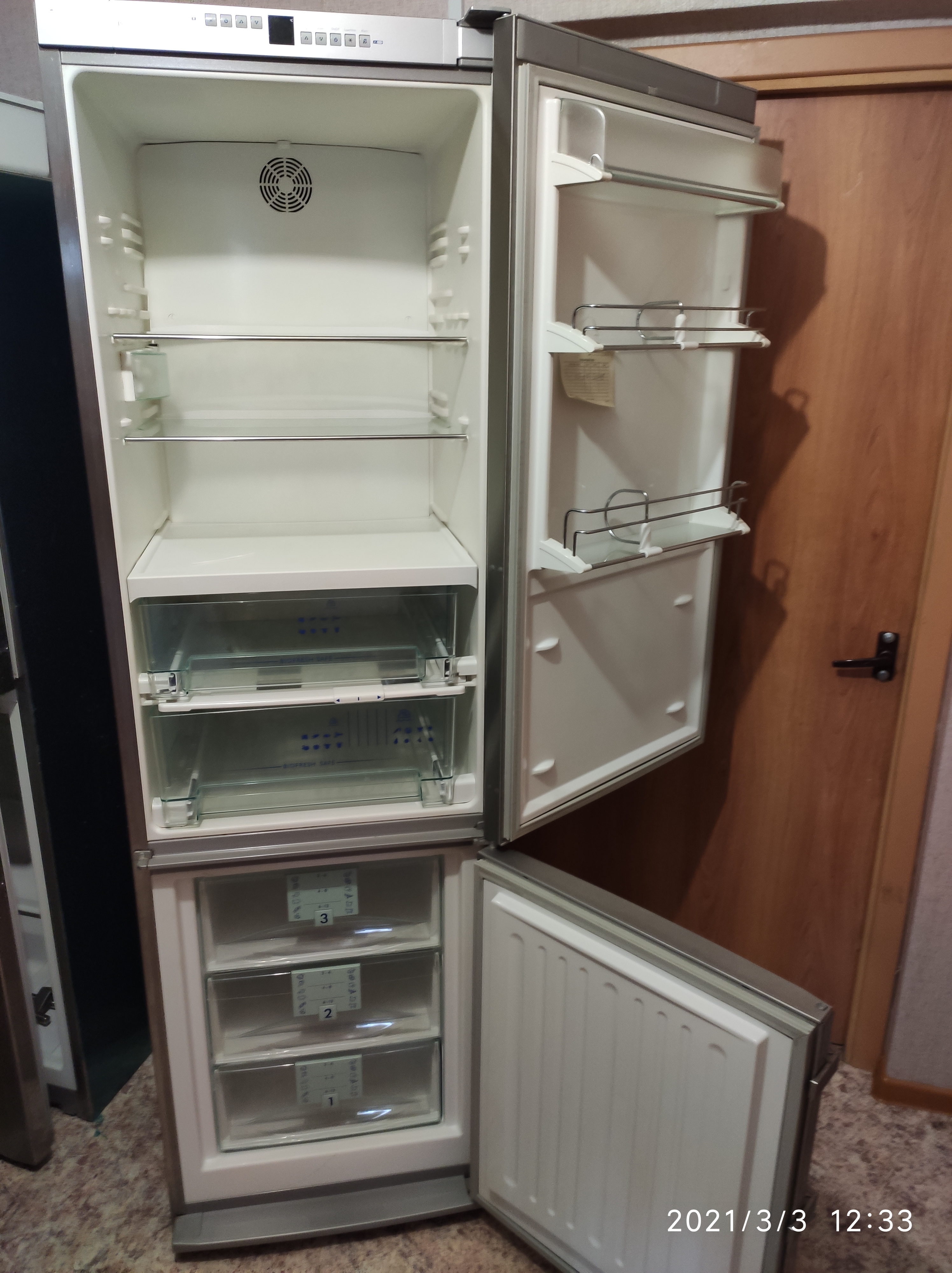 Двухкамерный холодильник Liebherr CBPes 40560