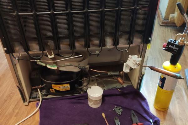 Замена испарителя холодильной камеры в результате утечки хладагента