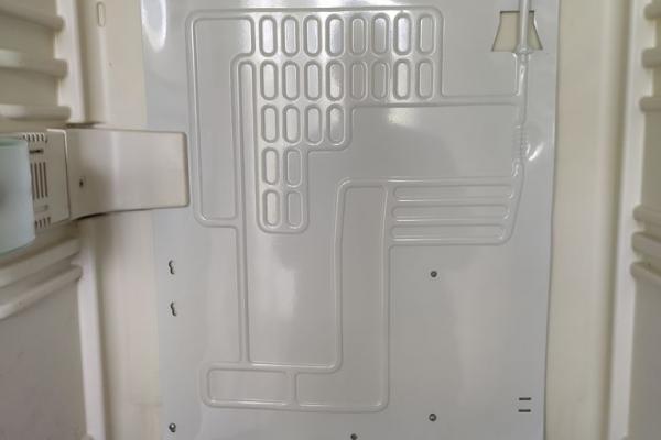 Замена испарителя холодильной камеры в результате утечки хладагента